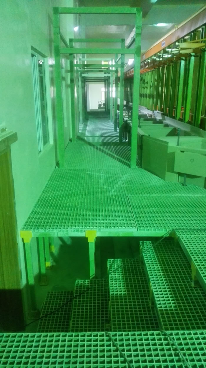 我司圓滿完成廣東清遠新野衛(wèi)浴公司電鍍平臺項目玻璃鋼格柵、玻璃鋼橋架安裝